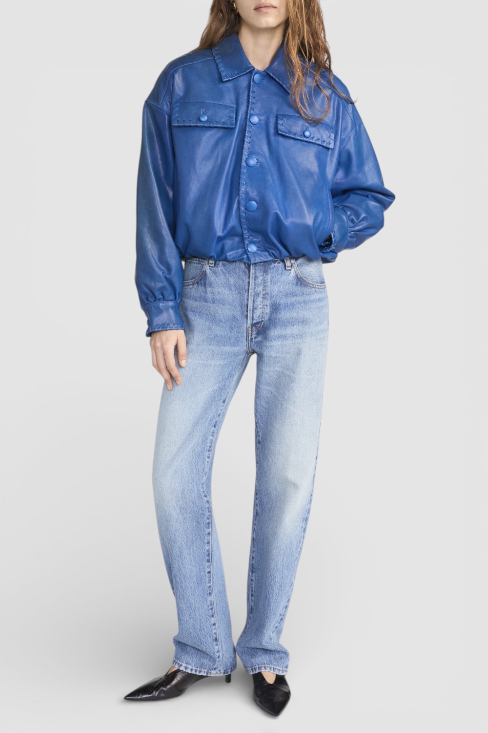 תמונת כל הלוק של מכנסי ג'ינס בגזרה ישרה